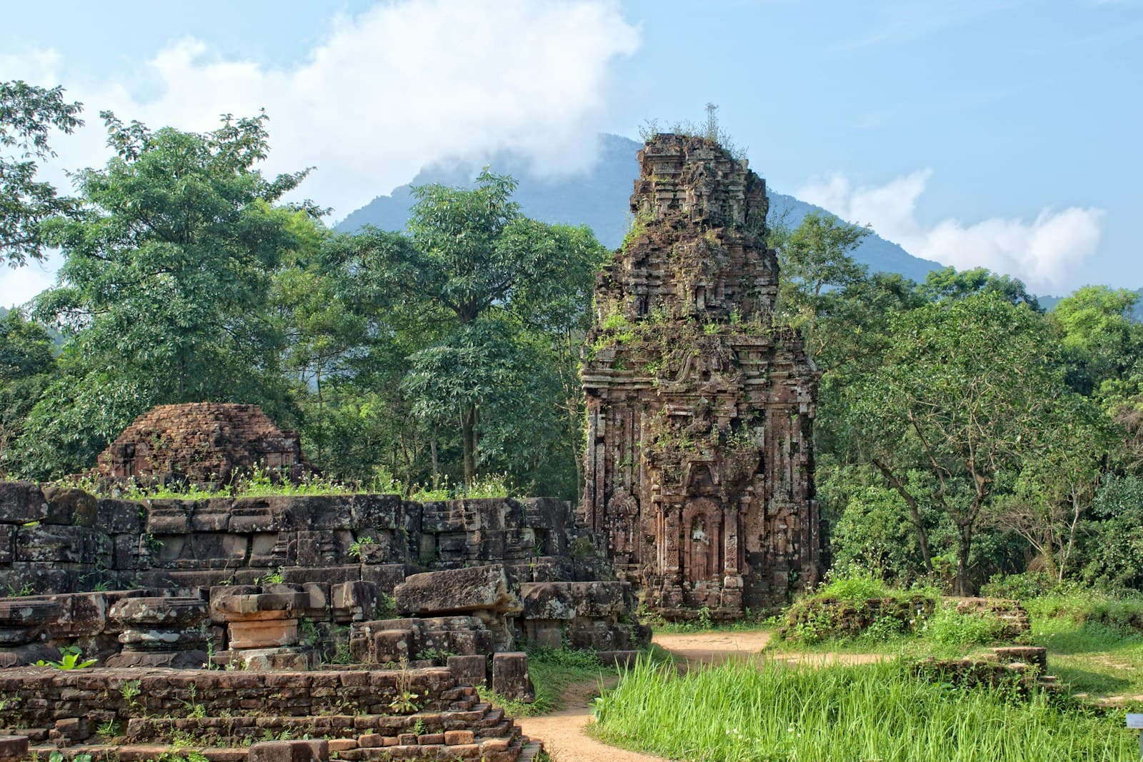 Anciennes tours cham en brique rouge au sanctuaire de Mỹ Sơn