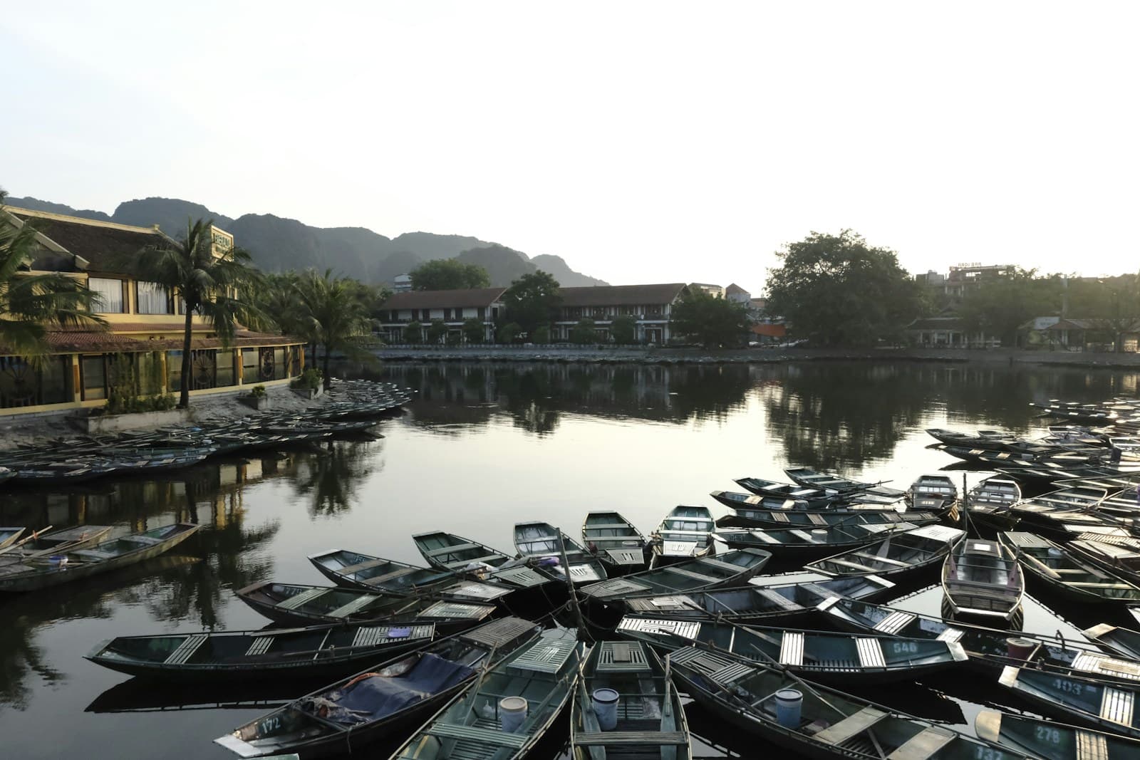 Karsts calcaires et bateaux sur la rivière à Ninh Binh