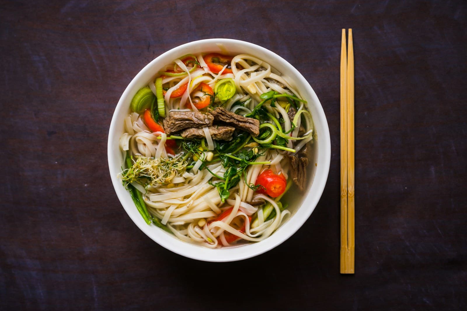 Bol de pho vietnamien au bœuf et aux herbes