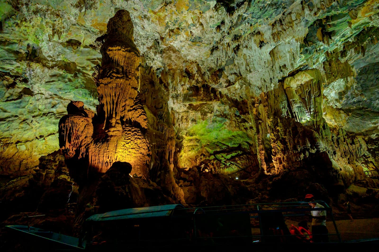 Intérieur de la grotte de Phong Nha avec stalactites