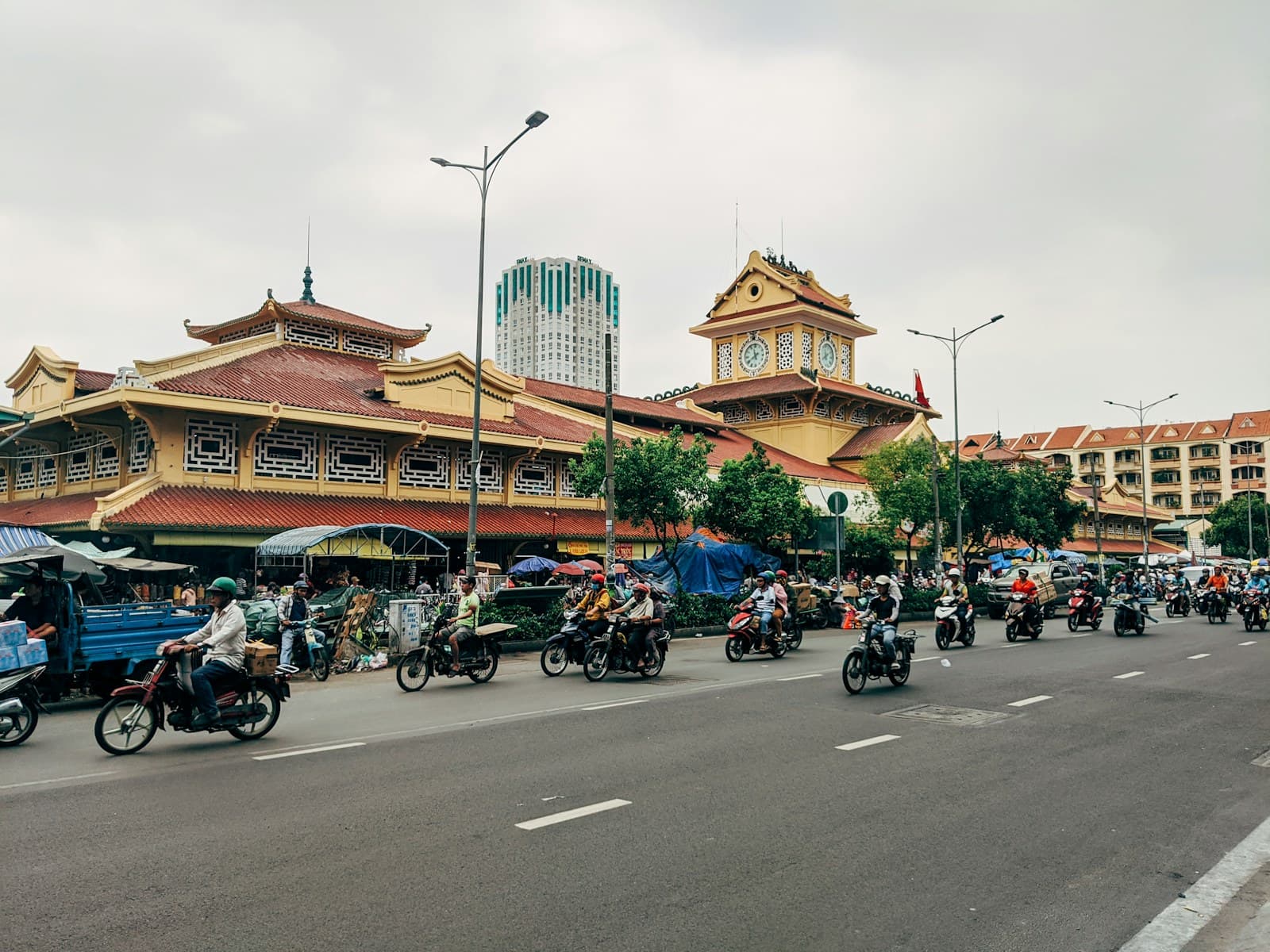 Scène de rue à Saigon avec trafic dense de scooters