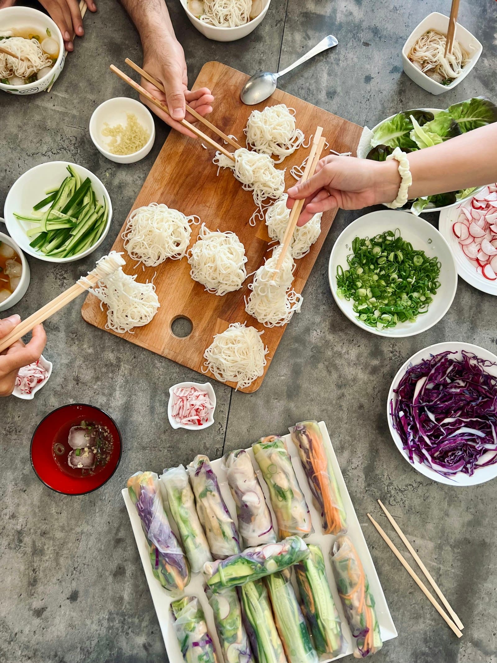 Rouleaux de printemps vietnamiens avec sauce cacahuète